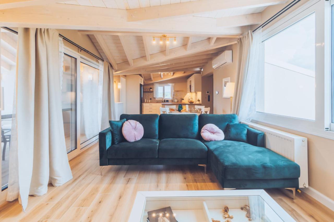 Melena Premium Suites Roda  Luaran gambar