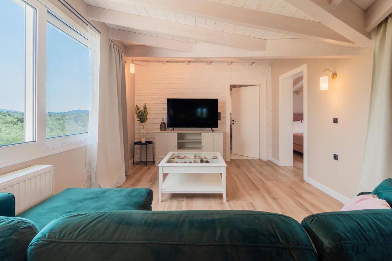 Melena Premium Suites Roda  Luaran gambar