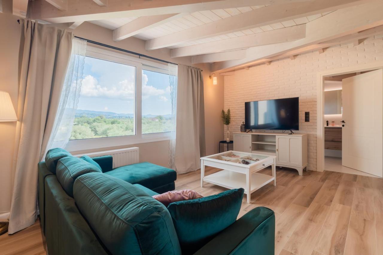 Melena Premium Suites Roda  Luaran gambar