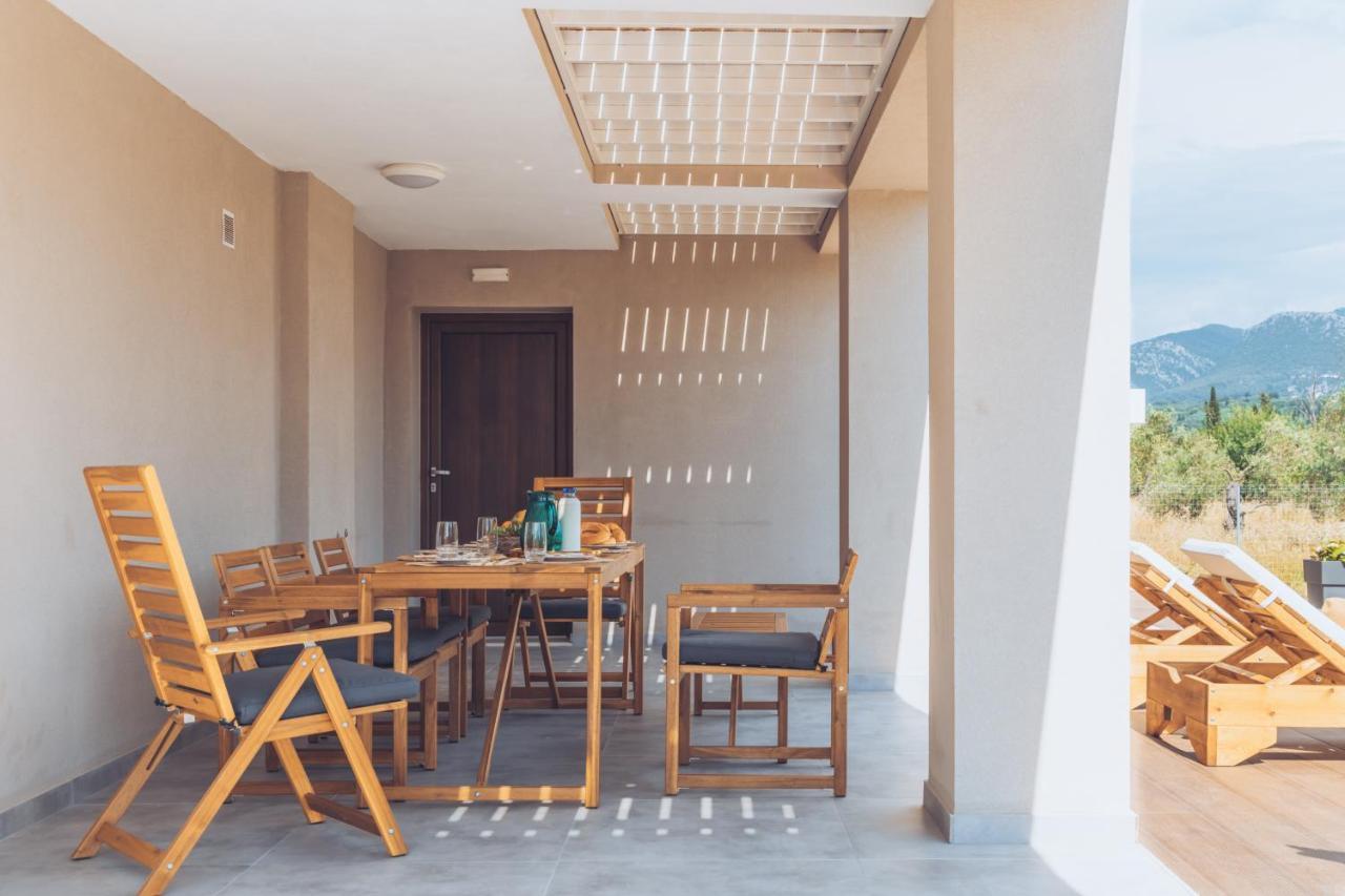 Melena Premium Suites Roda  Luaran gambar
