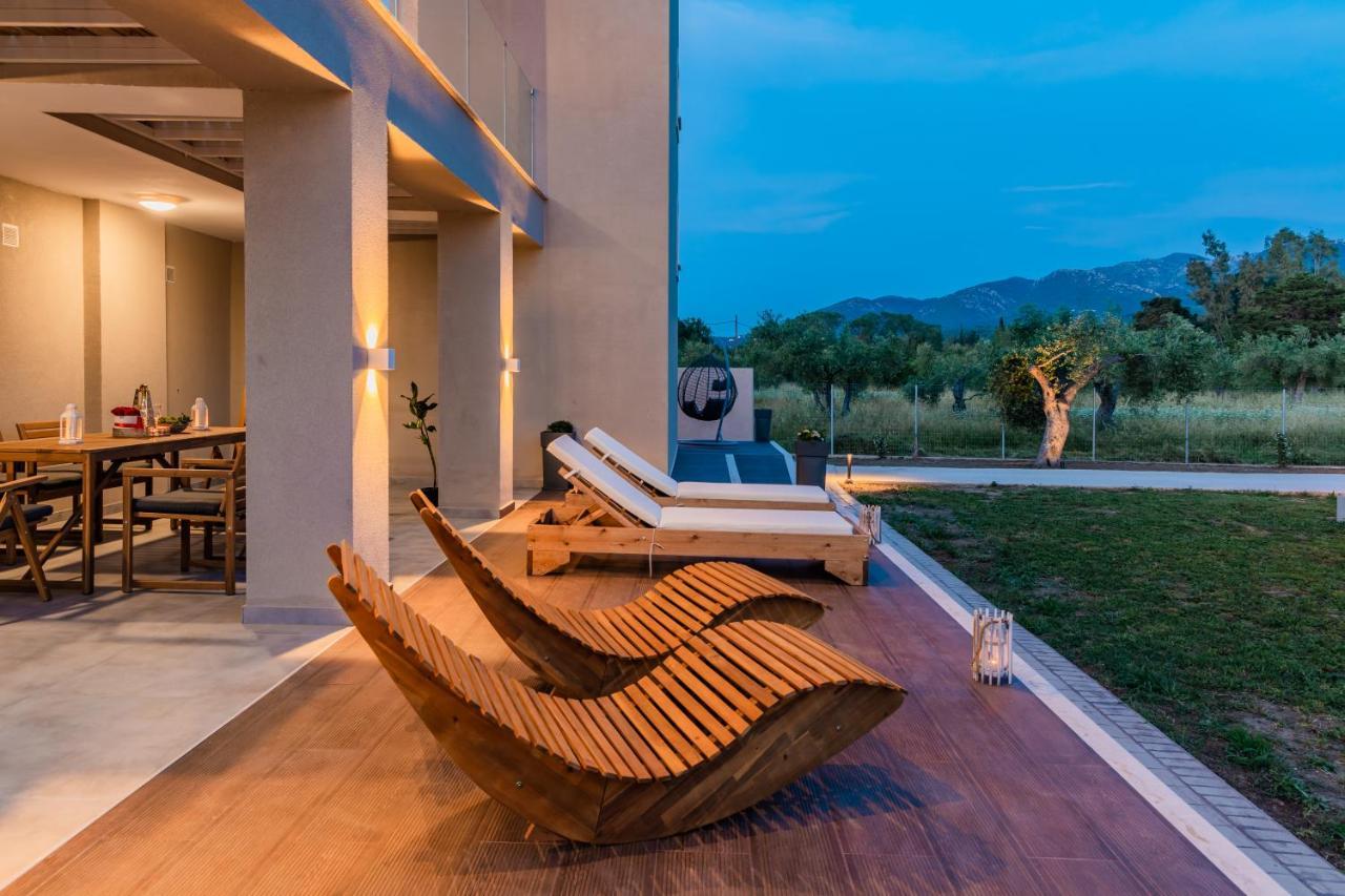Melena Premium Suites Roda  Luaran gambar