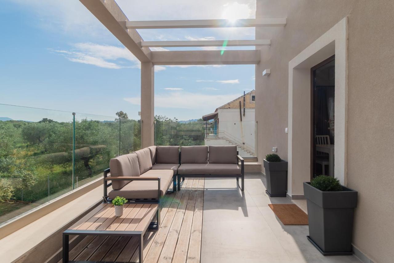 Melena Premium Suites Roda  Luaran gambar
